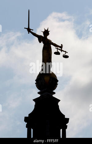 Die goldene Statue der "Justitia" oben auf der Kuppel des zentralen Strafgerichtshof, bekannt als Old Bailey in London. Stockfoto