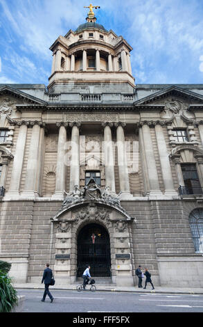 Fassade des Gebäudes 1900 für den zentralen Strafgerichtshof, bekannt als Old Bailey, im Zentrum von London. Justiz-Statue an der Spitze. Stockfoto