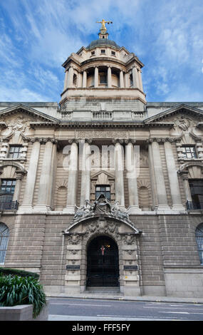 Fassade des Gebäudes 1900 für den zentralen Strafgerichtshof, bekannt als Old Bailey, im Zentrum von London. Justiz-Statue an der Spitze. Stockfoto