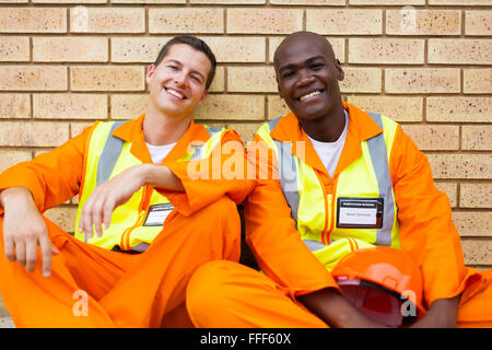 fröhliche industriellen elektrischen Techniker entspannende Pause Stockfoto