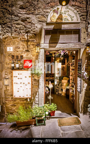 CORTONA, Italien - 26. Juni 2015: Kleiner Laden im fesselnden Gasse der Altstadt von Cortona in der Toskana Stockfoto