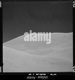 Dies ist die vollständige unbearbeitete Fotosammlung von Apollo 15. Es bietet wichtige Momente der Mission, darunter Astronauten-Aktivitäten, Mondtouren und Erkundungen von Hadley Rille und Mare Imbrium. Die Astronauten David Scott, James Irwin und Alfred M. Worden machten während der Erkundung des Mondes und der Täler bedeutende Bilder von der Mondoberfläche. Stockfoto