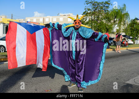 Traditionelle kulturelle Abbildung VEJIGANTE posiert mit Flagge während des Karnevals in Ponce. Puerto Rico. US-Territorium. Februar 2016 Stockfoto