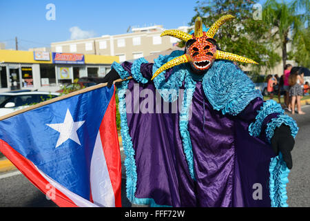 Traditionelle kulturelle Abbildung VEJIGANTE posiert mit Flagge während des Karnevals in Ponce. Puerto Rico. US-Territorium. Februar 2016 Stockfoto