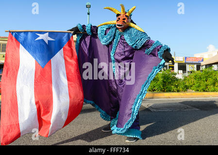 Traditionelle kulturelle Abbildung VEJIGANTE posiert mit Flagge während des Karnevals in Ponce. Puerto Rico. US-Territorium. Februar 2016 Stockfoto