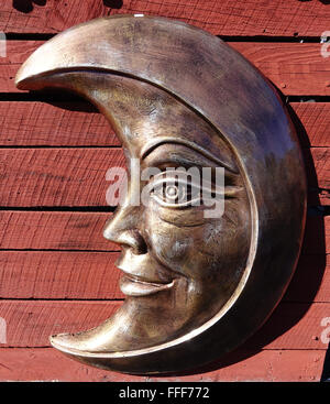 "Mann im Mond"-Skulptur an der Wand hängen Stockfoto