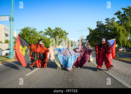 Gruppe von traditionellen VEJIGANTES während des Karnevals in Ponce, Puerto Rico. US-Territorium. Februar 2016 Stockfoto