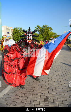 Traditionelle kulturelle Abbildung VEJIGANTE posiert mit Flagge während des Karnevals in Ponce. Puerto Rico. US-Territorium. Februar 2016 Stockfoto