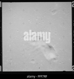 Diese Sammlung unbearbeiteter Fotografien von Apollo 15 zeigt die Erkundung der Mondoberfläche durch die Astronauten, darunter die Hadley Rille und das Mare Imbrium. Es enthält Bilder von Mondgeologie, Aktivitäten außerhalb des Fahrzeugs und die Nutzung des Lunar Roving Vehicles. Die Astronauten David Scott, James Irwin und Alfred M. Worden führten diese historischen Aktivitäten während der Erkundung der Hochländer und Täler des Mondes durch. Stockfoto