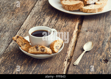 Schwarzer Kaffee und italienische Cookies Cantucci auf dem Tisch. Stockfoto