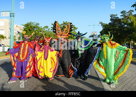 Gruppe von traditionellen VEJIGANTES während des Karnevals in Ponce, Puerto Rico. US-Territorium. Februar 2016 Stockfoto