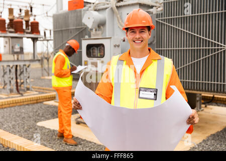 glücklich Wirtschaftsingenieur arbeitet in elektrische Unterstation Stockfoto