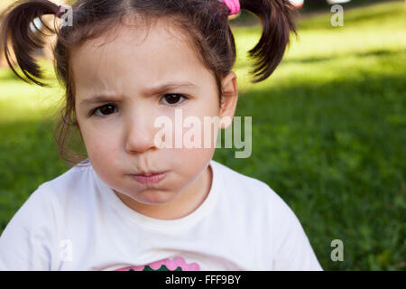 Gelangweilt drei Jahre alten Mädchen. Porträt im freien Stockfoto