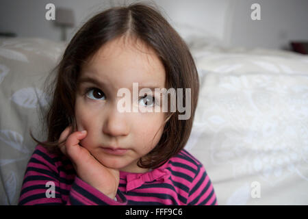 Hoffnungsvoll drei Jahre alten Mädchen. Im Innenbereich Porträt Stockfoto