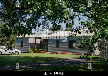 Ein modernes, Architekt entwarf Holz und Stahl überdachten Bauernhaus in der Nähe von Nowra in Australien Stockfoto