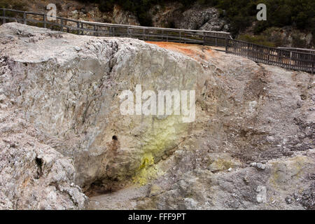 Inferno Krater im Wai-O-Tapu Thermal Wonderland in Neuseeland hat heftig kochendem Schlamm an seiner Unterseite. Stockfoto