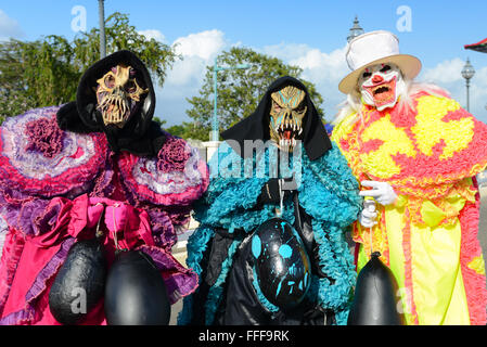 Gruppe der modernen Version des VEJIGANTES während des Karnevals in Ponce, Puerto Rico. US-Territorium. Februar 2016 Stockfoto