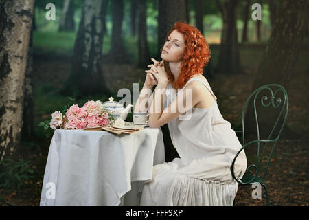 Schöne rothaarige Frau, die Tee in den Wald. Romantischen und viktorianischen portrait Stockfoto