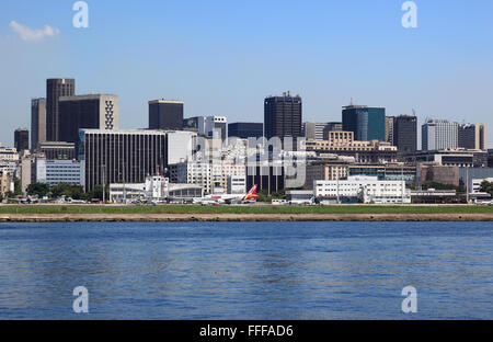 Distrikt Centro gesehen von der Baia de Guanabara infront Flughafen Aeroporto Santos Dumont, Rio De Janeiro, Brasilien Stockfoto