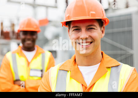 Porträt des jungen Elektro-Ingenieur im Umspannwerk hautnah Stockfoto