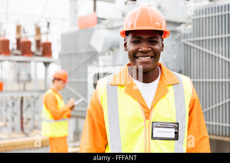 glücklich senior afroamerikanische technischer Mitarbeiter im Umspannwerk Stockfoto