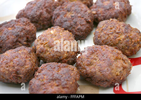 Viele frische Frikadellen in einer Platte. Stockfoto