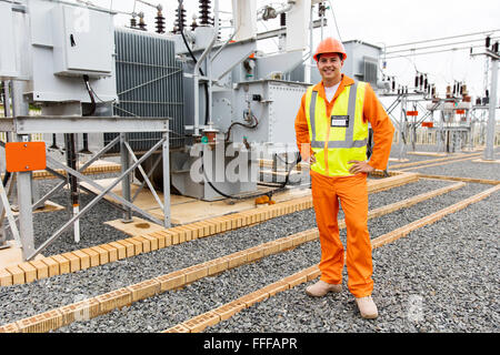 männliche Elektroingenieur stehen im Umspannwerk Stockfoto