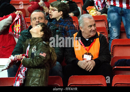 Gijón, Spanien. 12. Februar 2016. Spanischer Sänger Victor Manuel Watchs das Fußballspiel der spanischen "La Liga" zwischen Real Sporting de Gijon und Rayo Vallecano de Madrid, spielte im Molinón Stadion am 12. Februar 2016 in Gijon, Spanien. Bildnachweis: David Gato/Alamy Live-Nachrichten Stockfoto