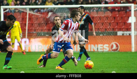 Gijón, Spanien. 12. Februar 2016. Alen Halilovic (Mittelfeldspieler, Real Sporting de Gijon) in Aktion während Fußball-match des spanischen "La Liga" zwischen Real Sporting de Gijon und Rayo Vallecano de Madrid, gespielt im Molinón Stadion am 12. Februar 2016 in Gijon, Spanien. Bildnachweis: David Gato/Alamy Live-Nachrichten Stockfoto