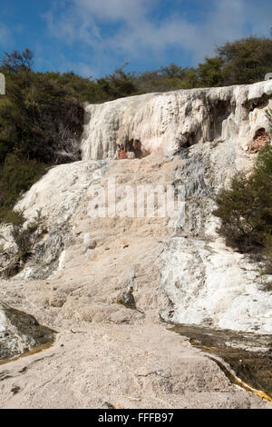 Diamant-Geysir und die Sinter-Terrassen in Orakei Korako oder Hidden Valley in New Zealand. Stockfoto