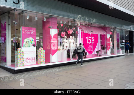 London, UK. 11. Februar 2016: Debenhams Kaufhaus Installation und Start Valentins Tag Fenster angezeigt, in der Oxford Street-Flagshipstore Stockfoto