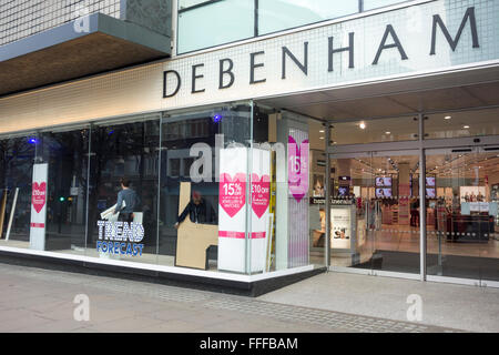 London, UK. 11. Februar 2016: Debenhams Kaufhaus Installation und Start Valentins Tag Fenster angezeigt, in der Oxford Street-Flagshipstore Stockfoto