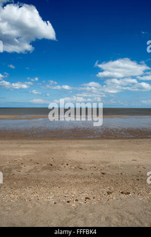 Einen malerischen Blick auf den Strand bei Ebbe an einem sonnigen Sommertag mit weißen Wolken und blauer Himmel, Mablethorpe Strand, Lincolnshire, England, Großbritannien Stockfoto