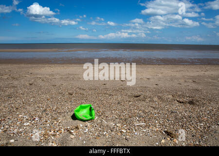 Bis Kunststoffabfälle auf Mablethorpe Strand in Lincolnshire, England, UK gewaschen Stockfoto