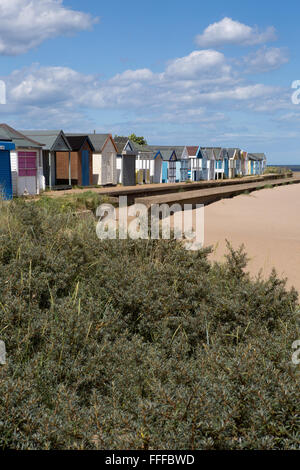 Traditionelle englische Strand Hütten auf einem sonnigen warmen Sommertag an der Kapelle St Leonards in der Nähe von Skegness an der Küste von Lincolnshire, England, Großbritannien Stockfoto