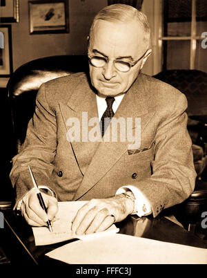 Präsident Harry S. Truman ist an seinem Schreibtisch im Weißen Haus gezeigt Unterzeichnung eine Proklamation, die einen nationalen Notstand zu erklären.  16. Dezember 1950. Stockfoto