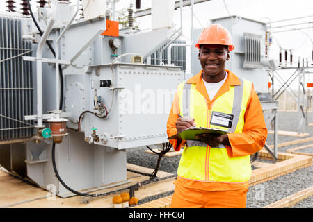 Afrikanische technischer Mitarbeiter arbeiten im Kraftwerk Stockfoto