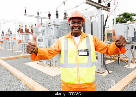 fröhliche Afro amerikanische Techniker geben Daumen nach oben im Umspannwerk Stockfoto