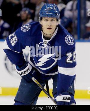 Tampa, Florida, USA. 12. Februar 2016. DIRK SHADD | Zeiten. Tampa Bay Lightning Verteidiger Matt Carle (25) vor einem-Face off gegen die Nashville Predators während der ersten Periode Aktion in der Amalie Arena in Tampa Freitagabend (12.02.16) © Dirk Shadd/Tampa Bay Times / ZUMA Draht/Alamy Live News Stockfoto