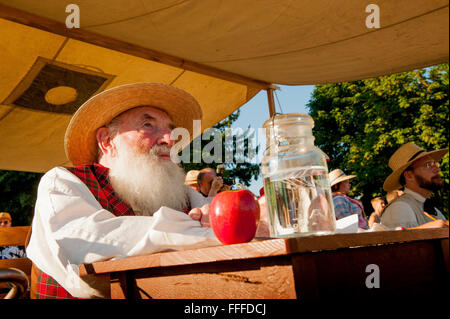 Baseball Reenactors neu ein altmodischer, Kreuzung des 20. Jahrhunderts Baseball Spiel Fort Vancouver, Washington Stockfoto