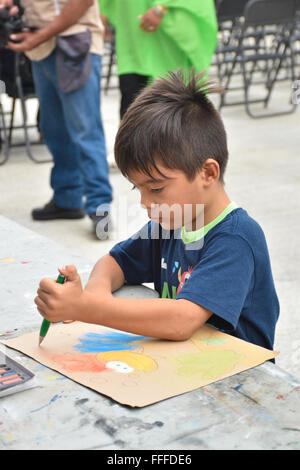 Kinder machen Kunstprojekte an einer lokalen Regierung Kulturveranstaltung in Acapulco, Mexiko. Stockfoto