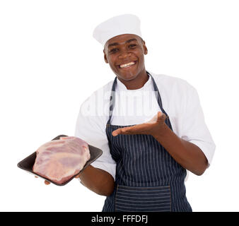 fröhliche junge afrikanische Metzger präsentiert Frischfleisch Stockfoto