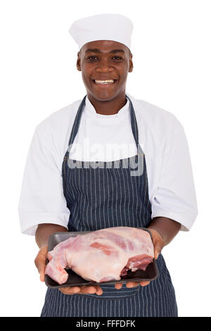 Porträt des afroamerikanischen Metzger holding rohes Fleisch Stockfoto