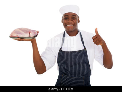 gut aussehend männlichen afrikanischen Metzger holding rohes Fleisch und Daumen aufgeben Stockfoto