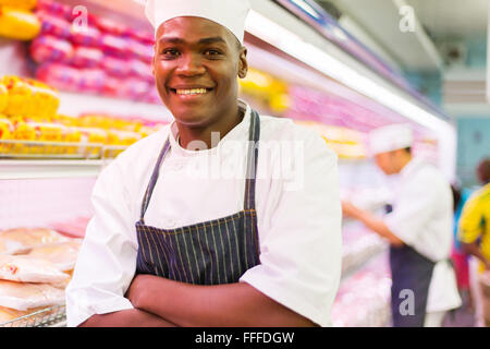 schöne afrikanische Metzgerei Arbeiter im Supermarkt Stockfoto
