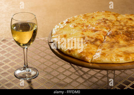 georgische Khachapuri Megruli mit Käse Stockfoto