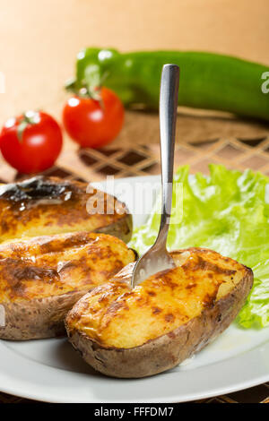 ganze in der Schale gebackene Kartoffeln Stockfoto