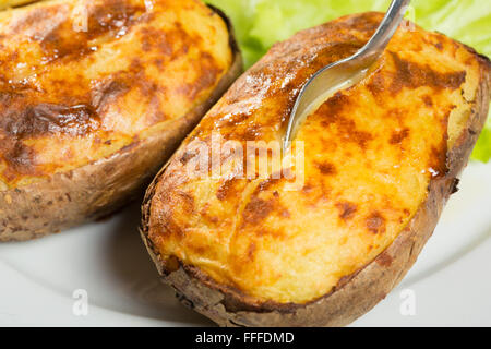 ganze in der Schale gebackene Kartoffeln Stockfoto