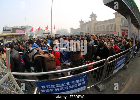 Peking, China. 12. Februar 2016. Passagiere in die Warteschlange an der Beijing Railway Station in Peking, Hauptstadt von China, 12. Februar 2016. Bahnhöfe auf der ganzen Nation erlebt wogenden Passagierströme am Freitag, als das Frühlingsfest bis zum Ende kamen und die Leute begannen wieder in die Schule zu arbeiten. Bildnachweis: Liu Xianguo/Xinhua/Alamy Live-Nachrichten Stockfoto