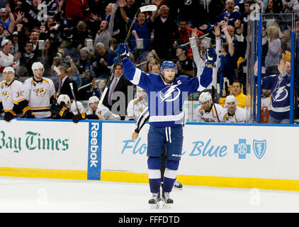 Tampa, Florida, USA. 12. Februar 2016. DIRK SHADD | Zeiten. Tampa Bay Lightning Center Steven Stamkos (91) schießt und punktet das Spiel während der dritten Periode Aktion in der Amalie Arena in Tampa Freitagabend zu binden (12.02.16) © Dirk Shadd/Tampa Bay Times / ZUMA Draht/Alamy Live News Stockfoto